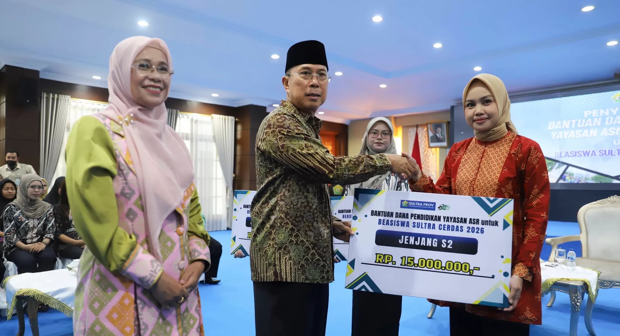 Gubernur Sultra menyerahkan beasiswa Sultra Cerdas secara simbolis