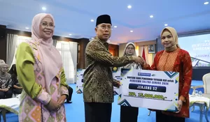 Gubernur Sultra Serahkan Bantuan Dana Pendidikan Sultra Cerdas 2026 ke 150 Mahasiswa