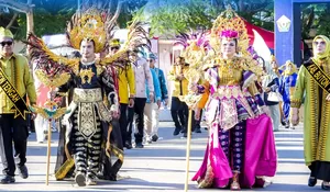 Meriahkan Pawai Budaya HUT Sultra, Buton Tengah Tampilkan Keindahan Tenunnya