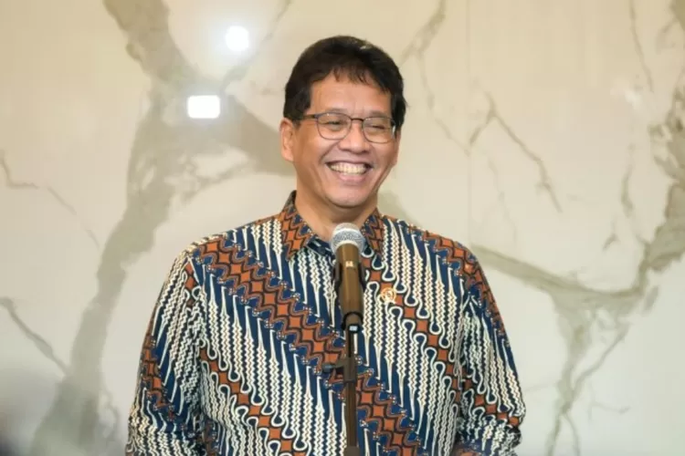 Menyoroti gaya pakaian serupa yang dikenakan Menkeu RI, Purbaya Yudhi Sadewa di berbagai momen berbeda. (Dok. Kemenkeu)