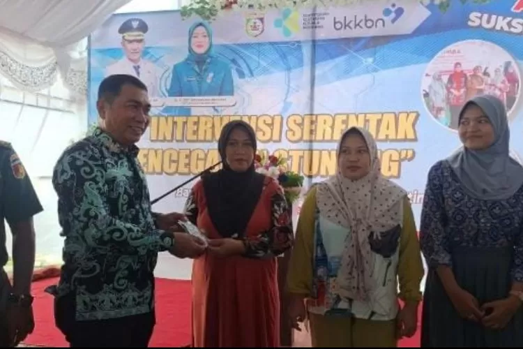 Asisten 1 Pemerintahan dan Kesra Setkab Morowali Ir. Moh Rizal Badudin  secara simbolis menberikan bantuan