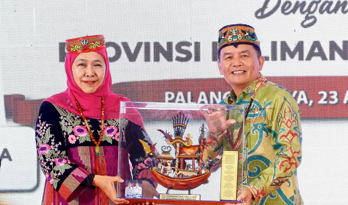 Gubernur Jawa Timur Khofifah Indar Parawansa, &nbsp;bertukar cinderamata dengan Gubernur Kalimantan Tengah Agustiar Sabran, dalam misi dagang Jatim di Palangkaraya, Kalteng. (Ist).