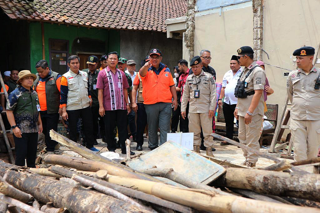 BNPB Serahkan Dukungan Untuk Penanganan Bencana Tanah Longsor Banjarnegara