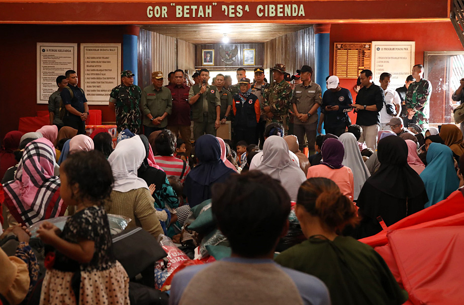 Pastikan Penanganan Berjalan Baik, Kepala BNPB Tinjau Longsor Bandung Barat