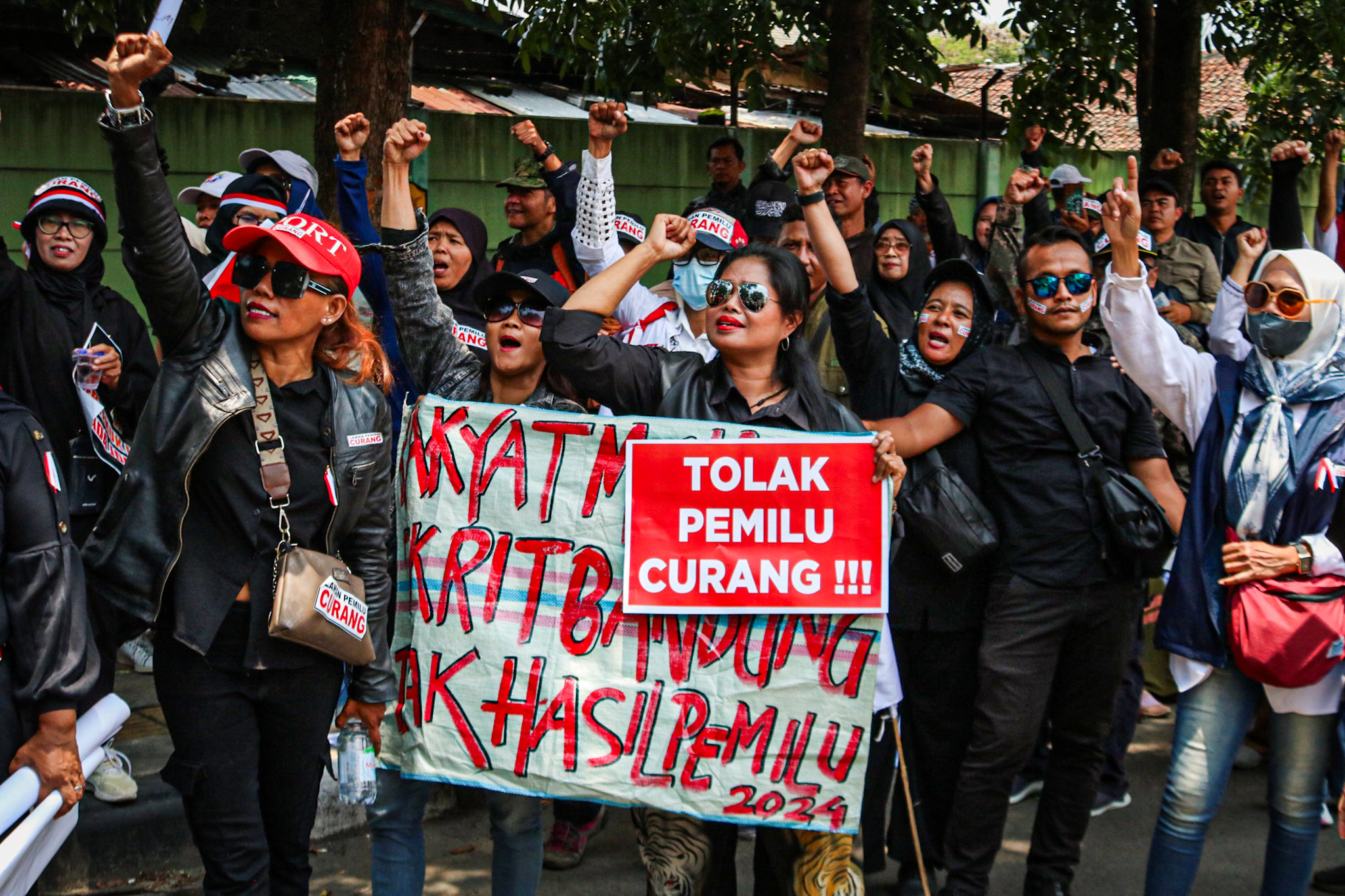 Aksi Unjuk Rasa Tolak Pemilu Curang Di Kantor Bawaslu Provinsi Jabar