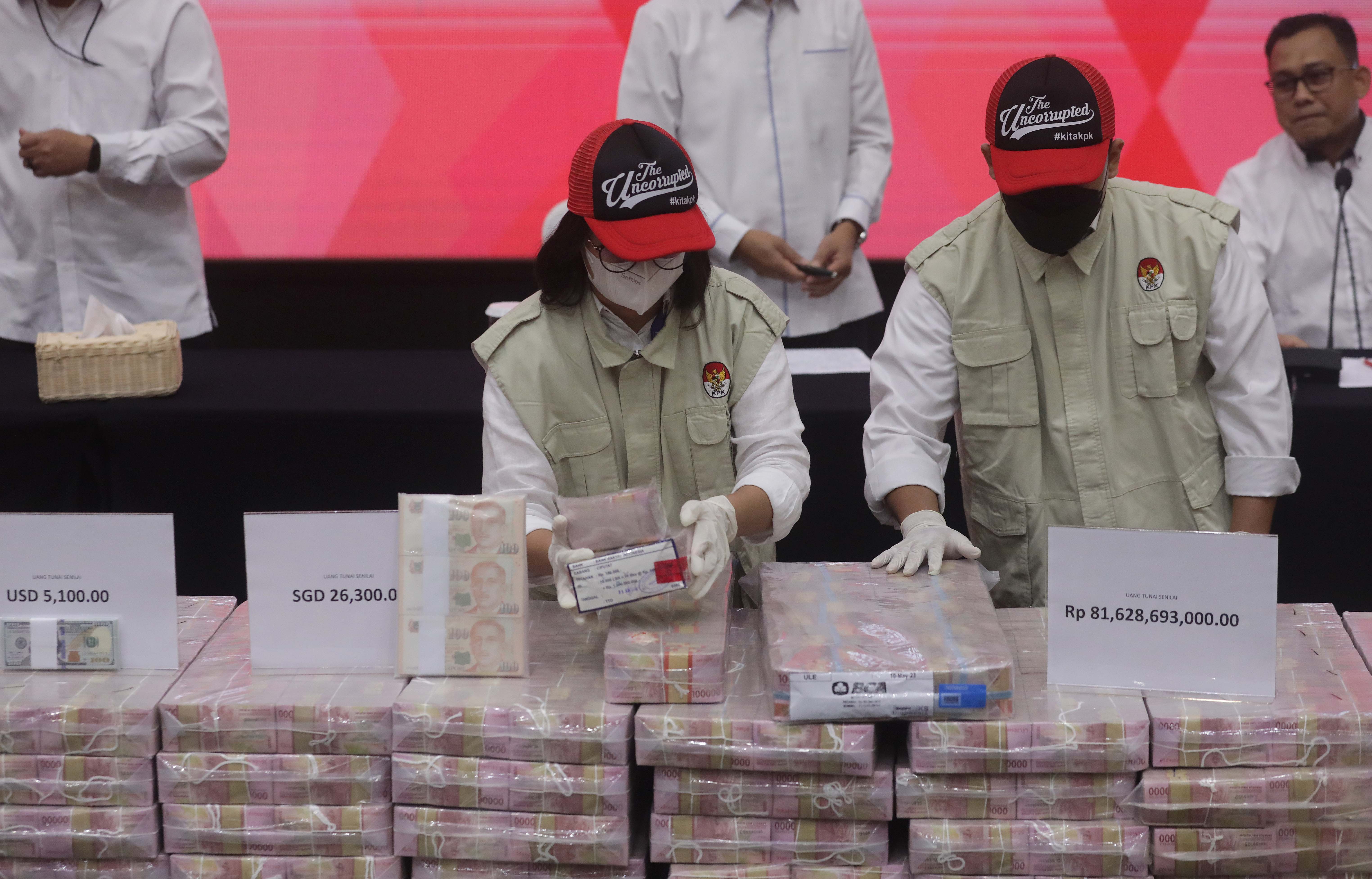 KPK Pamer Tumpukan Uang Rp 81,6 Miliar Kasus TPPU Lukas Enembe