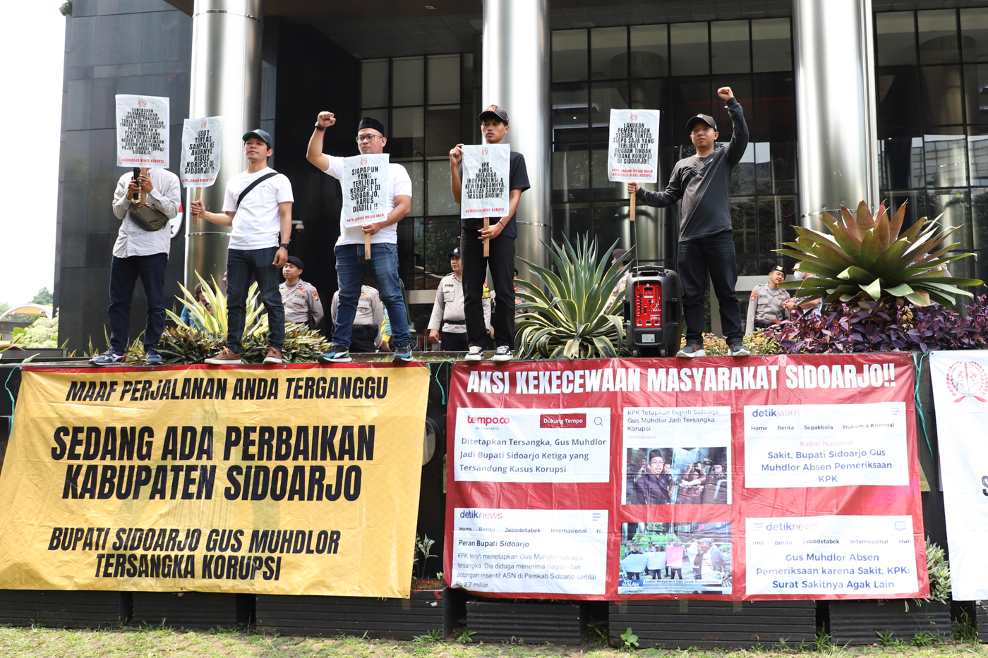 Aksi Desak KPK Agar Segera Tahan Bupati Sidoarjo